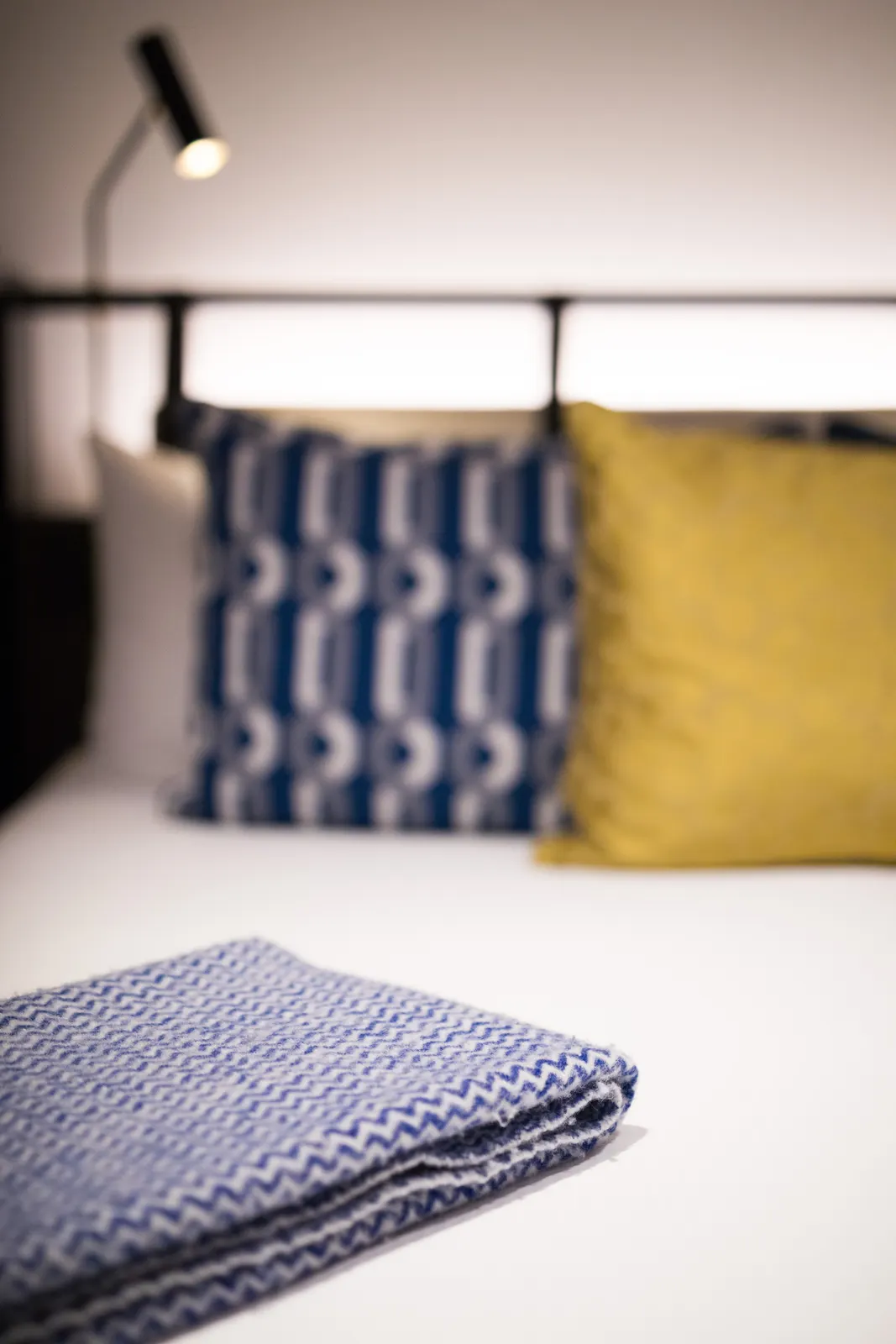 Detalle de cama con cojines
