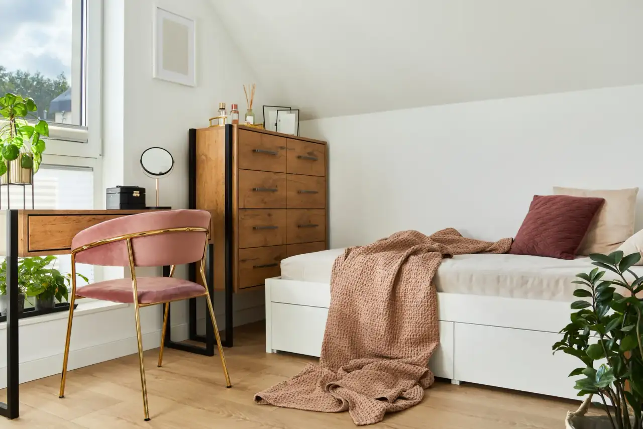 Habitación individual luminosa con escritorio
